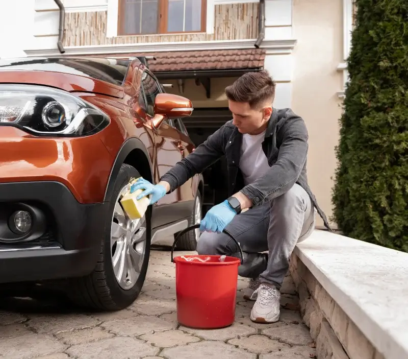 Lavage auto à domicile Neuville-sur-Vanne : professionnel intervenant sur un véhicule